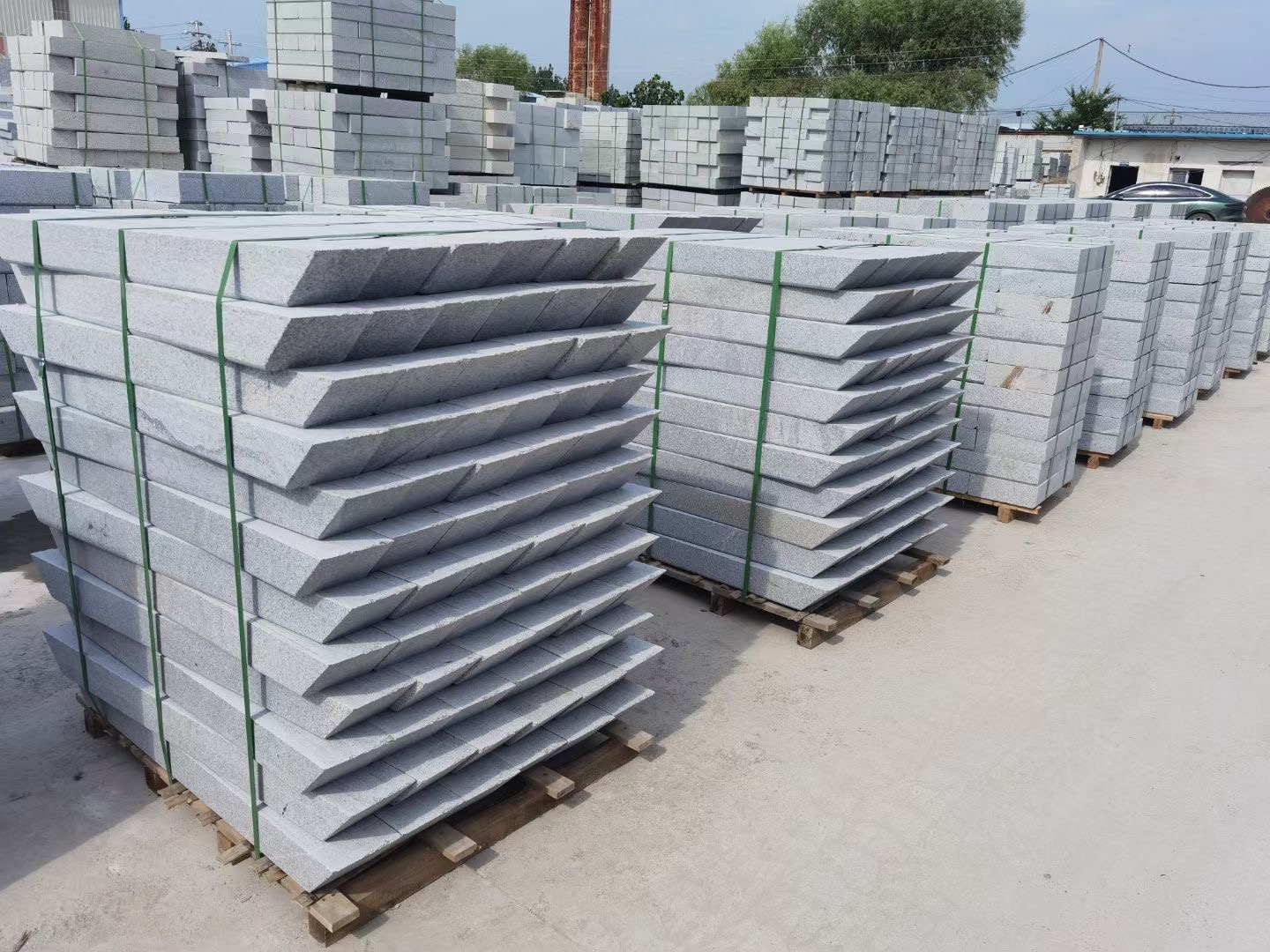 地面鋪裝芝麻灰花崗巖火燒板防滑性能與維護(hù)(圖3)